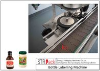 पीएलसी नियंत्रण 120 बीपीएम के साथ लंबवत स्वयं चिपकने वाला गोल बोतल लेबलिंग मशीन